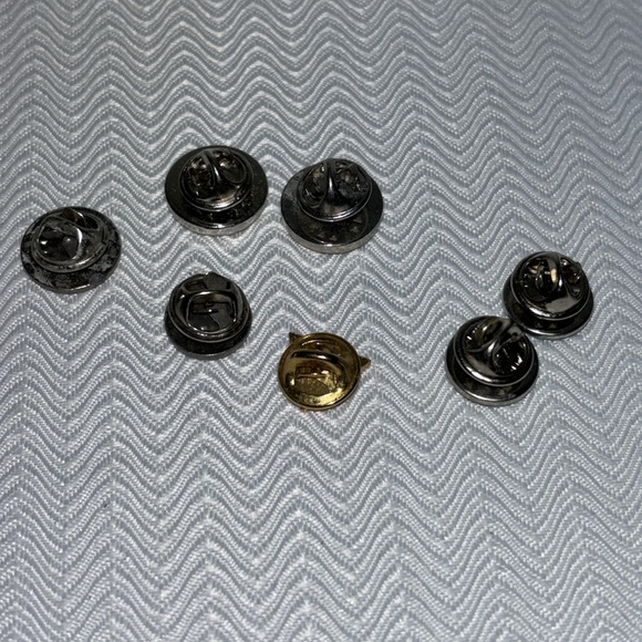 7 Lapel pins - Picture 2 of 9